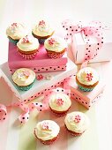 Kleine Cupcakes mit Buttercreme und Zuckerblüten