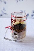 Trockene Zutaten für Chocolate Chunk Cookies in einem Einmachglas mit Herzausstecher