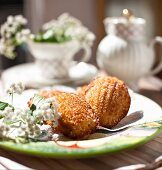 Apfel-Honig-Madeleines auf einer Platte im Sonnenlicht