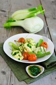 Fenchel-Tomaten-Gemüse mit Käsenocken und Basilikumpesto