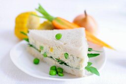 Sandwich triangle filled with tofu and carrot spread