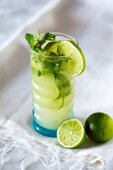 Asiatischer Cocktail mit Limetten und weißem Rum