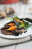 Rinderfilet mit glasierten Karotten und schwarzem Knoblauch