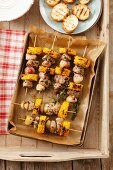 Barbecued skewers of loin pork, sweetcorn and shallots (view from above)