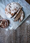 Selbstgebackener Brotlaib und Müsli in einem Schälchen