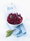 Red cabbage with apples and grapes