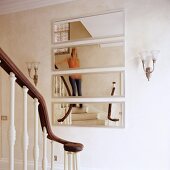 Treppenhaus mit Spiegelstreifen und klassischer, englischer Holztreppe