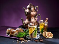 Tee orientalisch mit Minze, Zimt, Orangen und Baklava