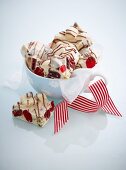 Rocky Road zu Weihnachten (weiße Schokoladenschnitte mit Marshmallow, kandierten Früchten und Pistazien, USA)