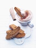 Cantuccini und Espresso mit Milchschaum