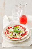 Rindercarpaccio mit Parmesan und Rucola