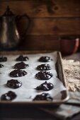 Ungebackene Chocolate Chip Cookies auf einem Backblech