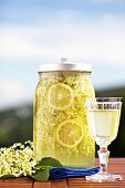 Selbstgemachter Holunderblütensaft mit Zitronenscheiben in einem Einmachglas