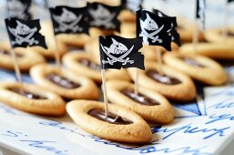 Kekse mit Schokoladencreme als Piratenschiffe