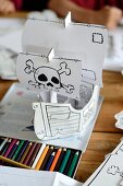 Piratenschiff aus Papier gebastelt