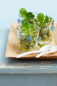 Salat mit Saubohnen und Frühlingskräutern