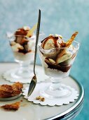 PBJ Sundae - Eisbecher mit Erdnusseis, Banane, Ingwerkrokant und salziger Karamellsauce