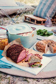 Pastrami-Sandwich, Kranzbrot und Kartoffelsalat