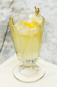 Limonade aus Löwenzahn, Zitrone und Mineralwasser