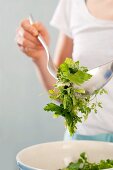 Kräuter mit Salatdressing mischen