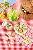 Bulgursalat mit Kichererbsen und Feta, Romansalat und selbstgemachte Hummus für Picknick