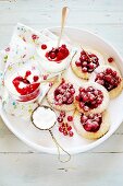 Plätzchen mit roten Johannisbeeren und Ziegenmilchjoghurt