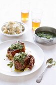 Gegrillte Lammsteaks mit Kräuterdressing und Kartoffel-Ei-Salat