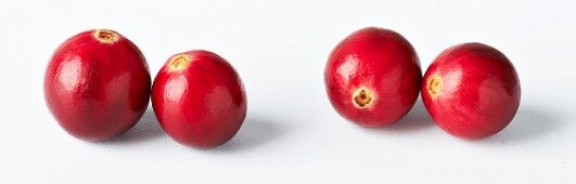 Vier Cranberrys in einer Reihe