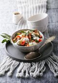 Gnocchi in Kräuter-Sahne-Sauce mit Tomaten-Concassee, Frühlingszwiebeln und gebratenen Pilzen