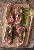 New York Strip Steaks mit Knoblauch und Rosmarin (Draufsicht)