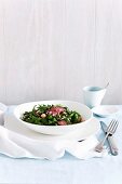 Salat von Linsen und Kichererbsen mit Rucola und Roastbeef
