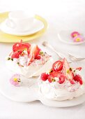 Mini-Pavlova mit Rosencreme, Erdbeeren und Himbeeren