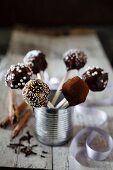 Schokoladen Cake Pops stehen in silberner Blechdose