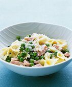 Bow-ties with peas and ham