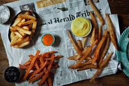 Verschiedene frittierte Gemüsesticks mit Dips und Salz