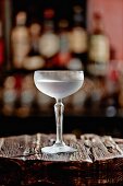 Ein Mezcal-Martini in einer Bar
