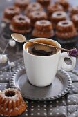 Espresso und Mini-Napfkuchen