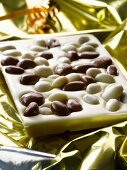 Tafel weiße Schokolade mit Schokorosinen