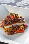 Gebratenes Barramundi-Filet auf Safran-Quinoa