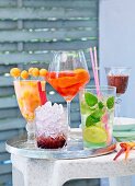 Verschiedene sommerliche Cocktails auf Tablett