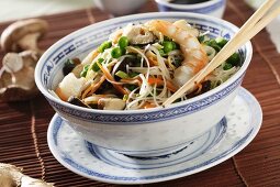 Noodles with prawns and shiitake mushrooms (China)