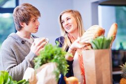 Junge Frau beim Auspacken der Einkäufe