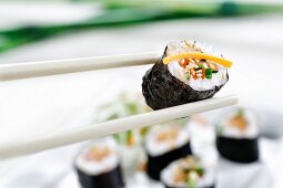 Maki-Sushi mit Sesam und Lachs