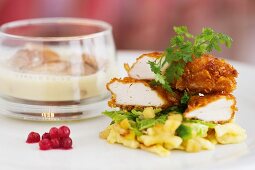 Gebeizte Hähnchenkeule und Hähnchenbrust im Knuspermantel mit Wirsing-Apfel-Gemüse, Preiselbeeren und Quarkspätzle