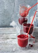 Berry & turnip smoothie and goji berry smoothie