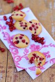 Fairy cakes with redcurrants