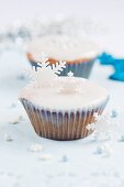 Weihnachts-Cupcakes, verziert mit Schneeflocken