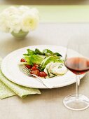 Blattsalat mit Tomaten, Mozzarella und Gurken