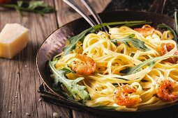 Pan fried italian pasta with shrimps and rucola.