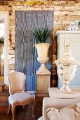 Antik griechische Vasen und Rokoko Stuhl im Zimmer mit Wand aus alten Holzdielen